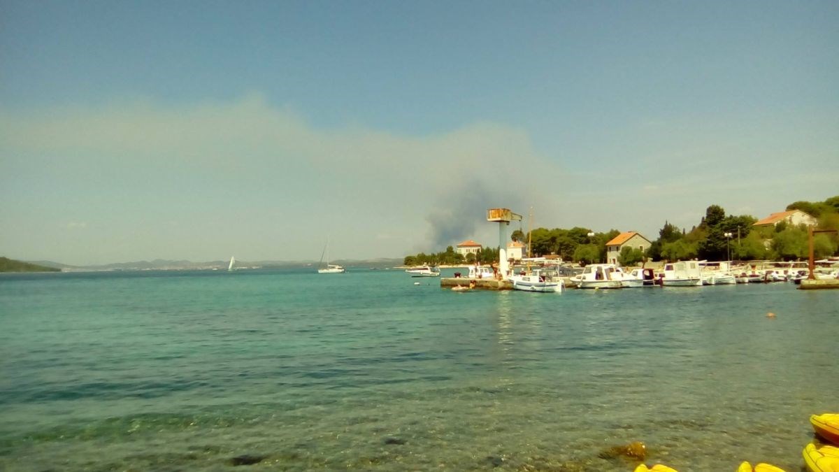FOTO, VIDEO Veliki požar na brdu Mrdakovica iznad Vodica, vatrogascima u pomoć stižu zrakoplovi