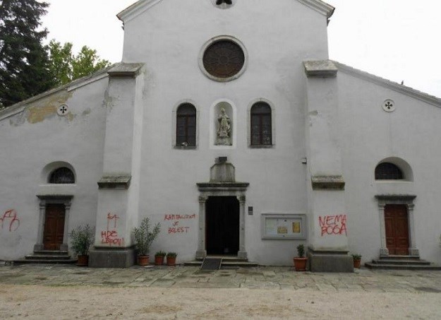 Crkva u Pazinu išarana uvredama na račun HDZ-a, Bozanića i kršćanstva