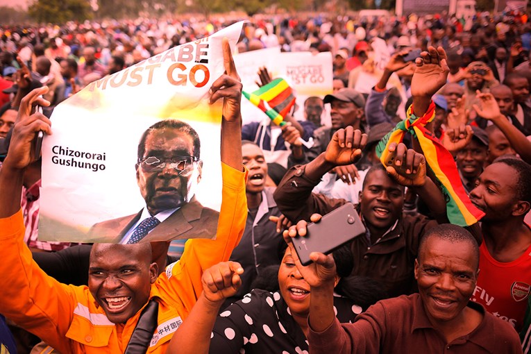 Mugabe smijenjen i izbačen iz stranke, slijedi odstupanje s vlasti nakon 37 godina