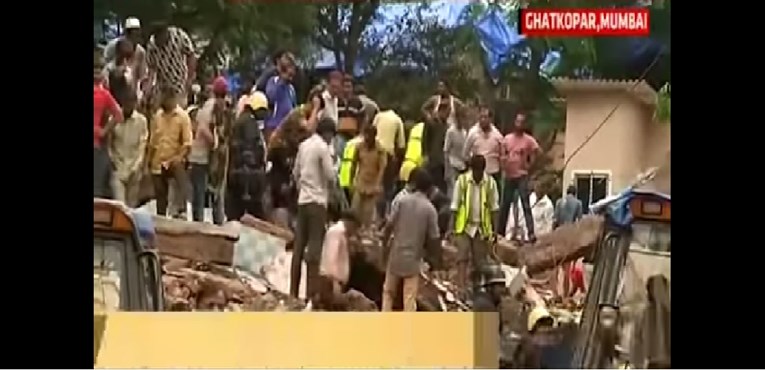 VIDEO Najmanje 12 mrtvih u rušenju zgrade u Mumbaiju, deseci zarobljeni u ruševinama