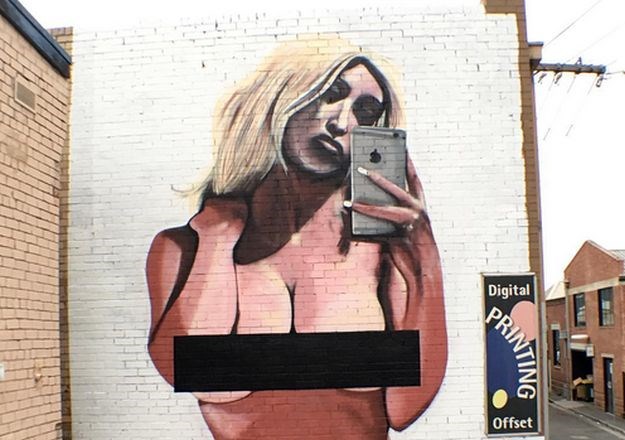 Vatrena podrška: Tri žene pozirale potpuno gole nasred ulice u čast Kim Kardashian