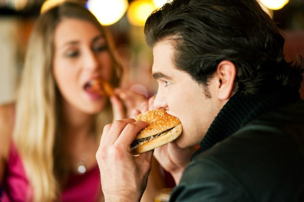 Muškarci jedu više dok ih žene gledaju - evo i zašto