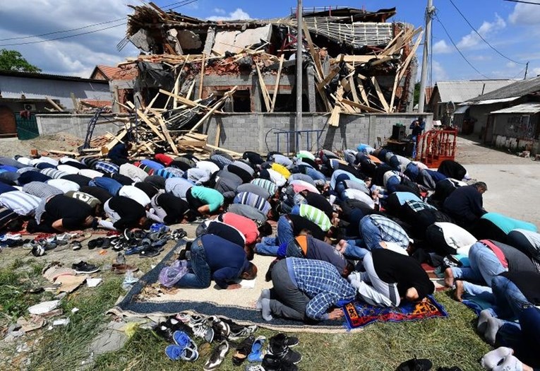 FOTO Srbija: Tijekom noći srušena džamija u Zemun Polju