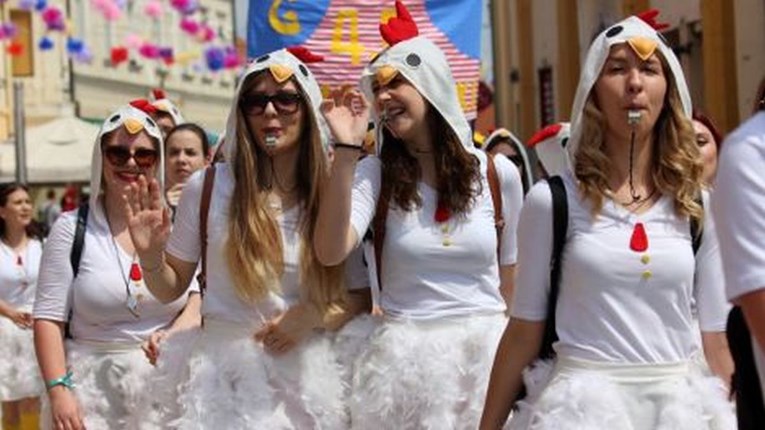Čakovečki maturanti feštali u kostimima kakvih se ne bi posramio nijedan karneval