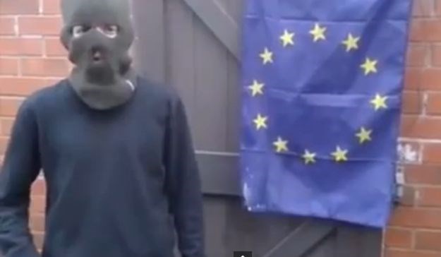 Desničar bezuspješno pokušavao zapaliti zastavu EU-a, postao predmet sprdnje