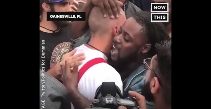 Crnac zagrlio američkog neonacista, pogledajte snimku