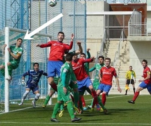 Obrana godine: Španjolska "koala" popela se na stativu kako bi sačuvala svoj gol!