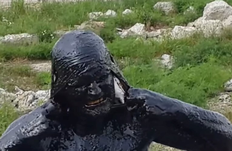 VIDEO Ludi Rus uskočio u bazen pun nafte - ono što se potom dogodilo užasno je i gledati