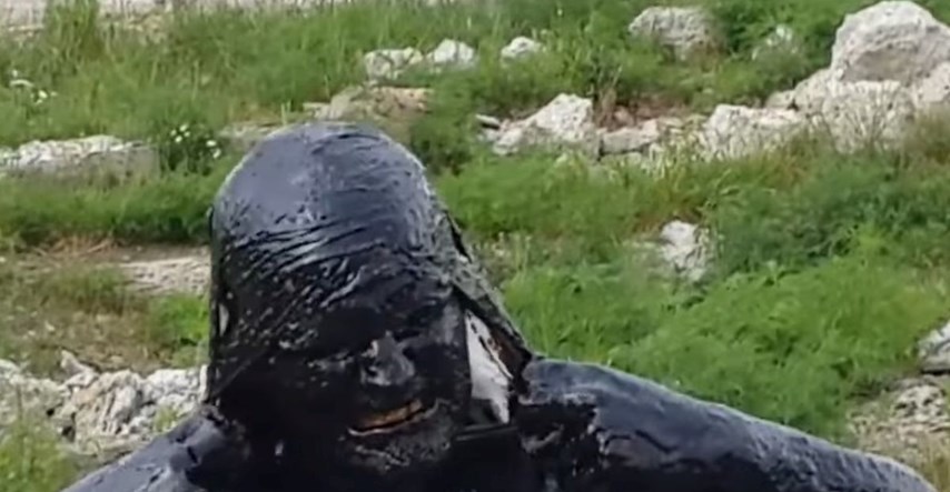 VIDEO Ludi Rus uskočio u bazen pun nafte - ono što se potom dogodilo užasno je i gledati