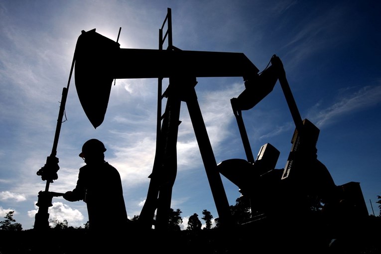 Cijene nafte na međunarodnim tržištima pale prema 77 dolara