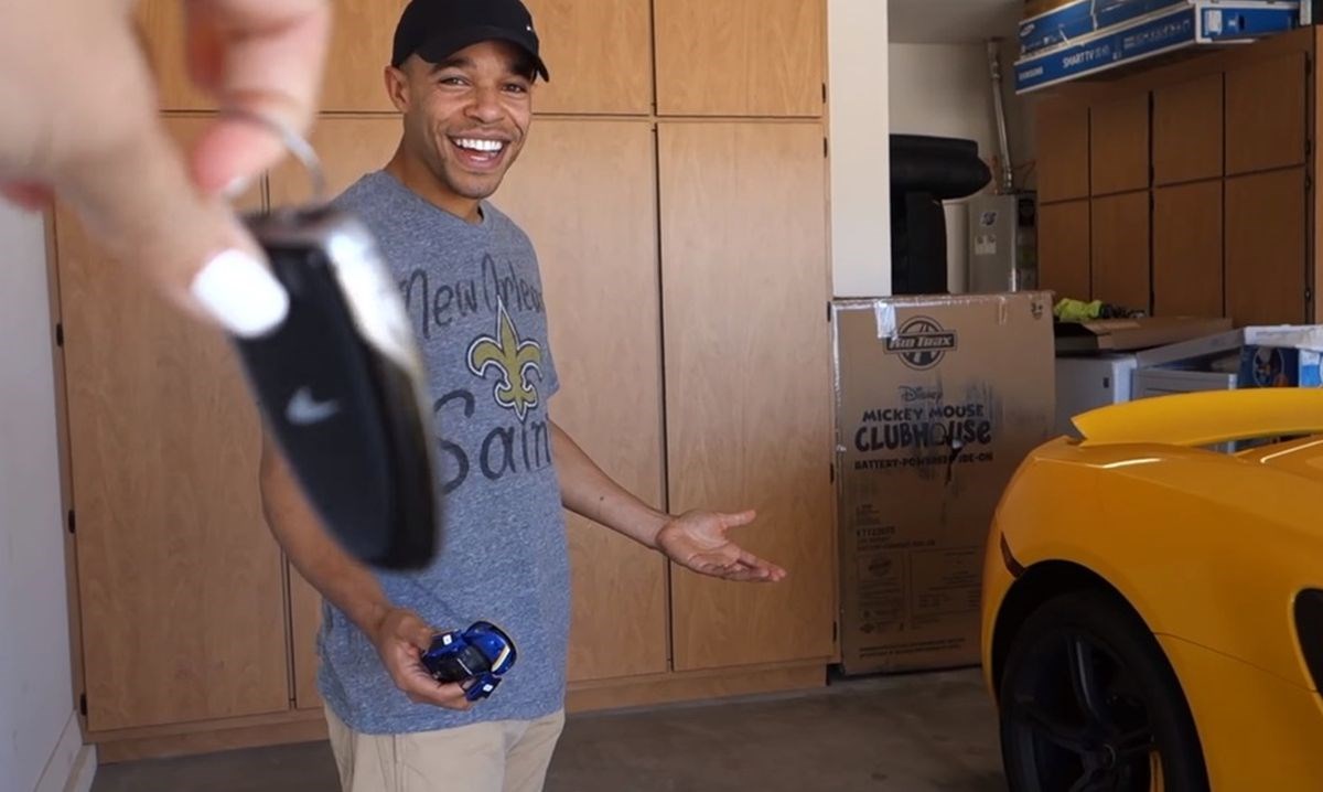 VIDEO Žena kakvu bi svatko želio: Poklonila mužu auto iz snova, nije mogao vjerovati svojim očima