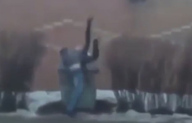 VIDEO Ne zna se tko je gori: Prevarila ga, a on je bacio u kantu za smeće