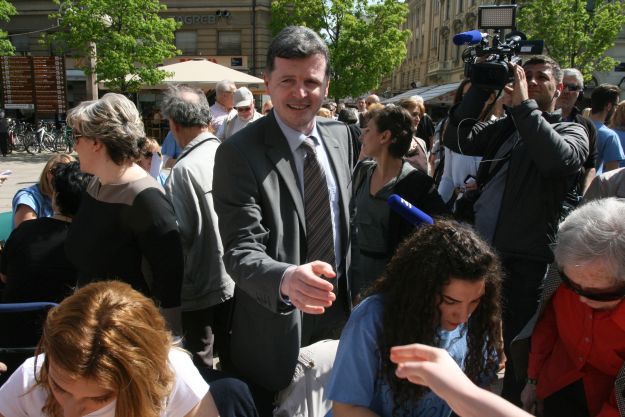 Mladi SDP-ovci Nakiću pokušali uručiti balone s iskaznicom dopunskog osiguranja, on ih odbio