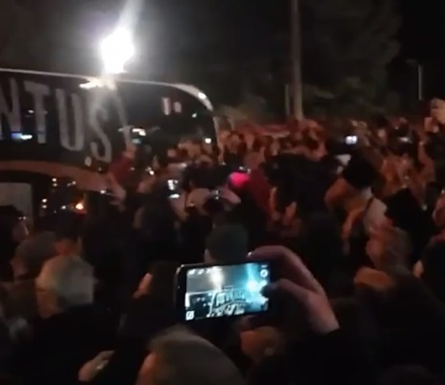 Navijači Bologne napali igrače Juventusa vatrometom