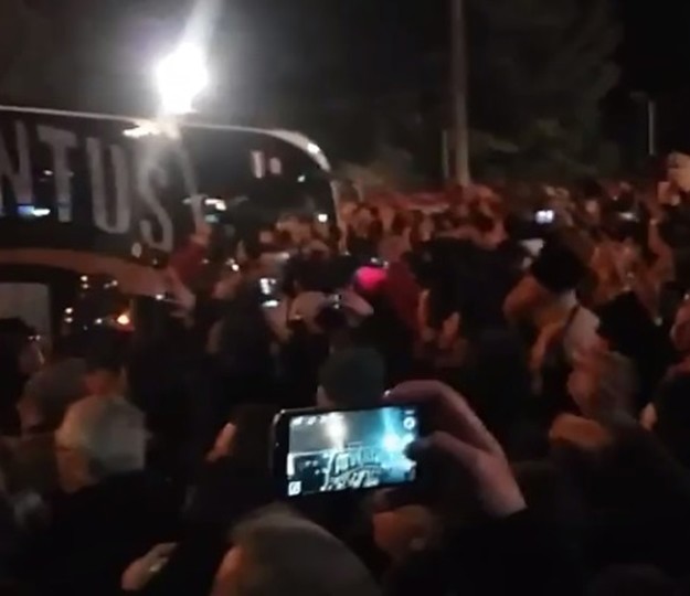 Navijači Bologne napali igrače Juventusa vatrometom