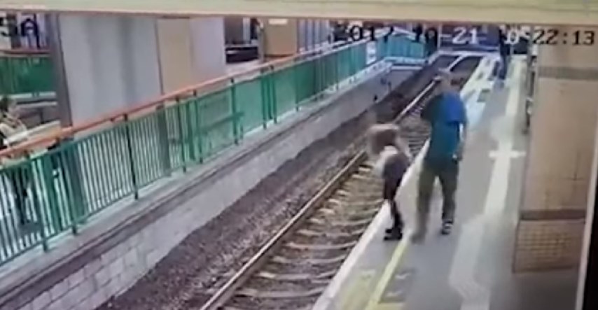 VIDEO Muškarac u Hong Kongu gurnuo ženu na prugu podzemne željeznice