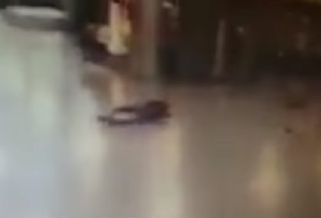 VIDEO Policajac ranio bombaša prije nego je detonirao eksploziv i tako spasio na desetke života