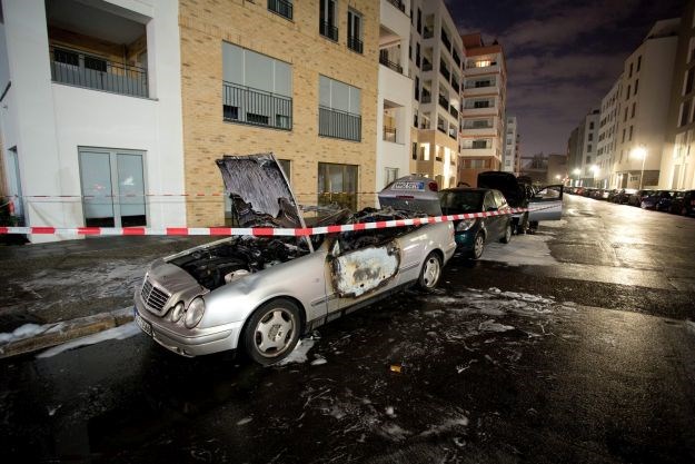 Napad na bogate: Maskirani biciklisti u Berlinu zapalili 50 Mercedesa i BMW-a