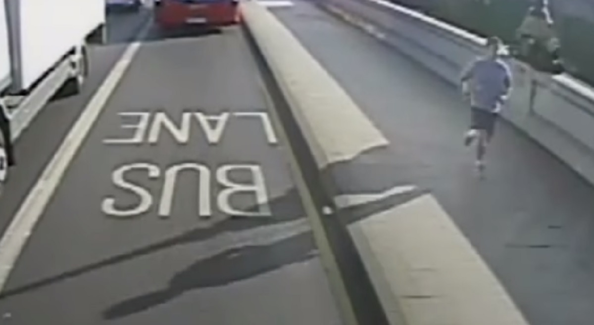VELIKI GAF BRITANSKE POLICIJE Uhićeni bankar ipak nije trkač koji je gurnuo ženu pod bus, tada je bio u SAD-u