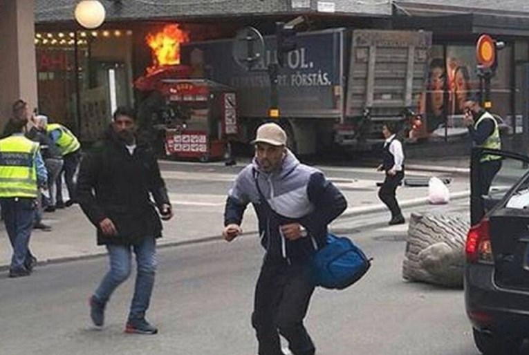 FOTO Mjesto napada u Stockholmu izgleda užasno, sve je puno krvi