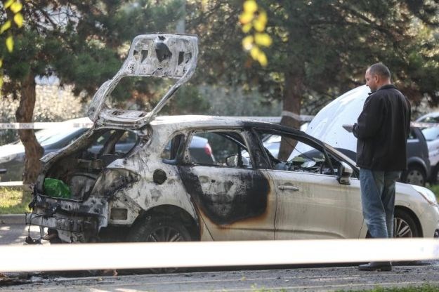 Policija traži šestoricu napadača sa fantomkama koji su zapalili automobil Uberovog vozača