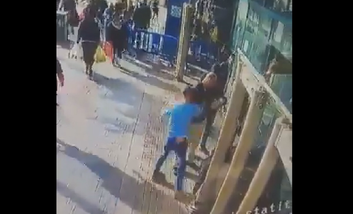 UZNEMIRUJUĆA SNIMKA Palestinac u Jeruzalemu nožem ubo Izraelca
