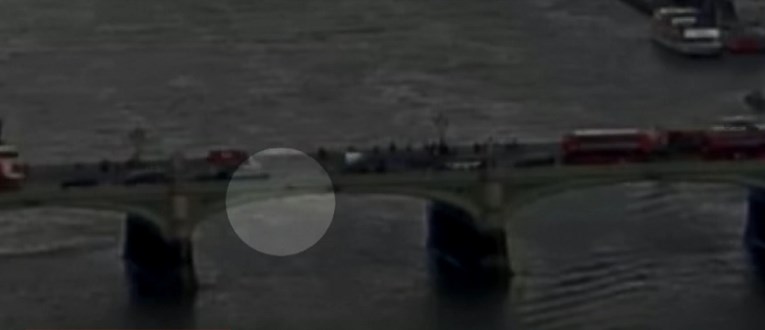 UZNEMIRUJUĆI VIDEO Objavljena snimka trenutka napada na London, prikazuje i ženu koja pada u Temzu