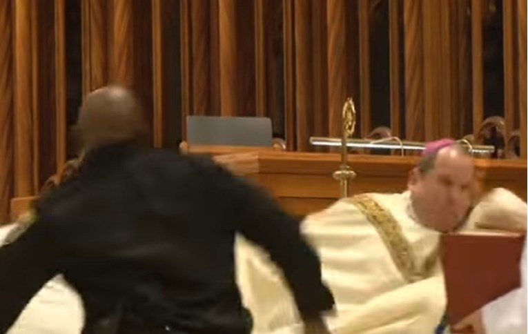 VIDEO Biskup napadnut za vrijeme mise, muškarac mu prišao i udario ga šakom u glavu