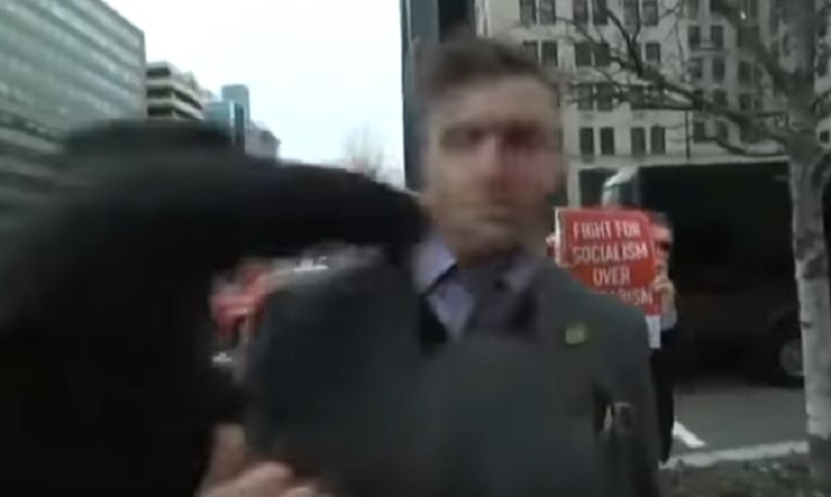 VIDEO Američki ekstremni desničar dobio šaku u glavu dok je govorio pred kamerama