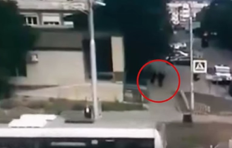 UZNEMIRUJUĆE Objavljena snimka ubojstva muškarca koji je u Sibiru ljude napao nožem