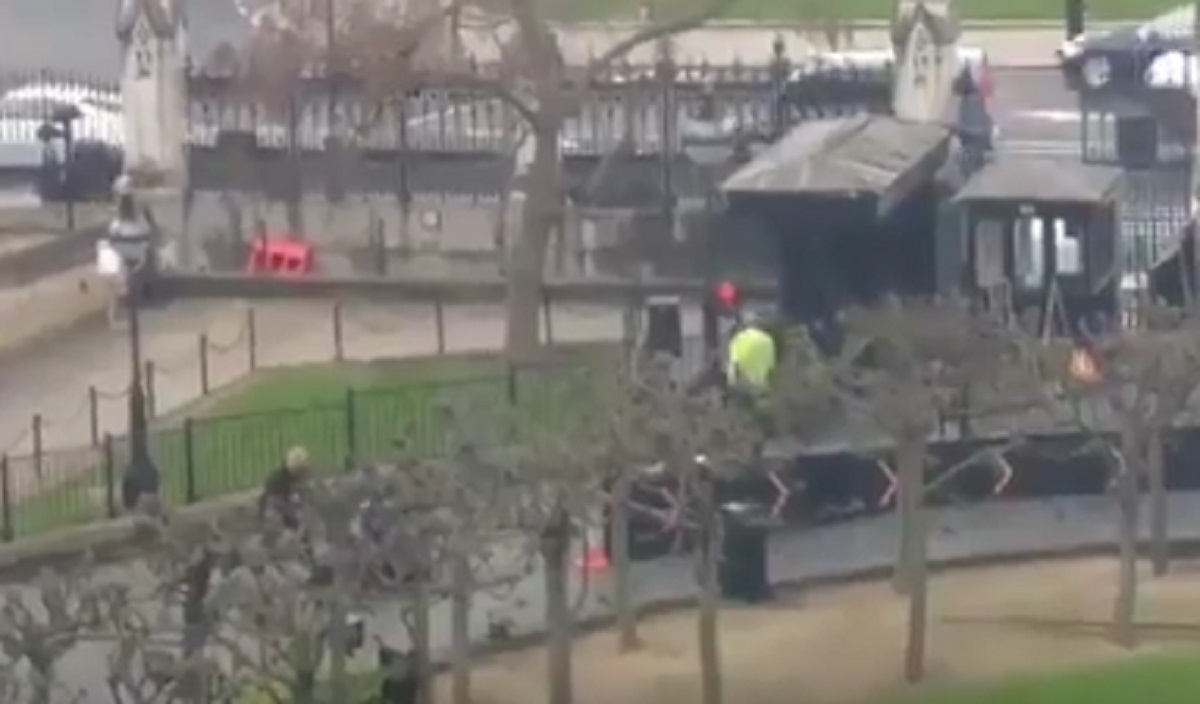 VIDEO Snimljen trenutak kad su policajci upucali napadača u Londonu