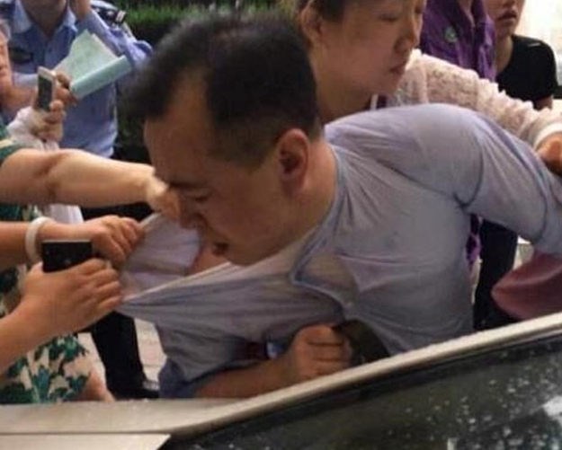 Napali šefa kineske burze, oteli ga i predali policiji