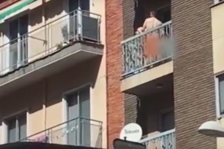 VIDEO Napaljeni par poseksao se na balkonu usred bijela dana, snimka završila i na TV-u