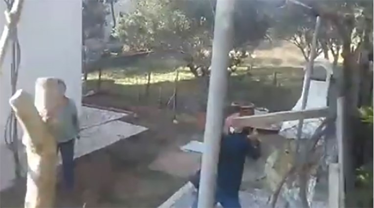 VIDEO Spašava mačke i pse na Rabu, a zauzvrat je susjed brutalno vrijeđa i gađa kamenjem