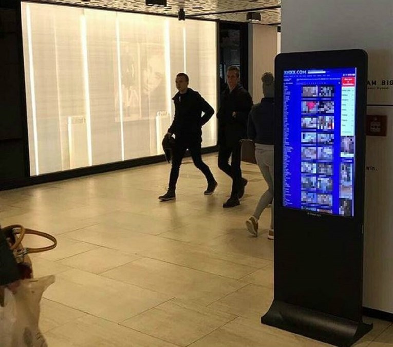FOTO Pornići na info-ploči šokirali posjetitelje trgovačkog centra u Sarajevu