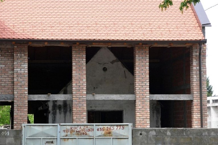 "Kuća u kući": Nesvakidašnja građevina u Slavonskom Brodu postala prava atrakcija