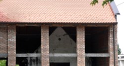"Kuća u kući": Nesvakidašnja građevina u Slavonskom Brodu postala prava atrakcija