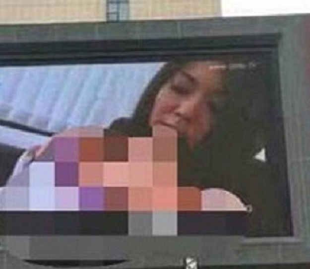 FOTO Porno film na billboardu šokirao posjetitelje prepunog trgovačkog centra