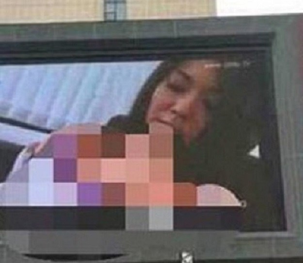 FOTO Porno film na billboardu šokirao posjetitelje prepunog trgovačkog centra