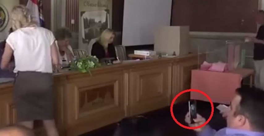 VIDEO Predsjednik općine mobitelom snimao kolegičino dupe i smijuljio se