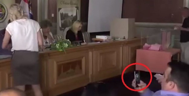 VIDEO Predsjednik općine mobitelom snimao kolegičino dupe i smijuljio se