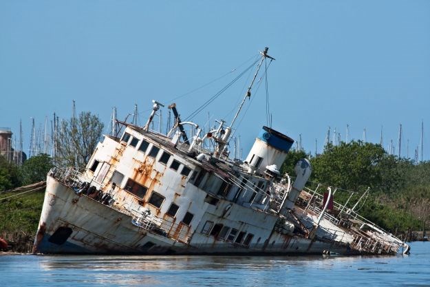 Počelo izvlačenje olupine broda na kojem je poginulo preko 800 migranata