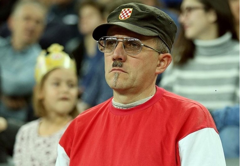 Ovaj tip je na utakmicu u zagrebačku Arenu došao sa svim rekvizitima koje treba navijač ustaša