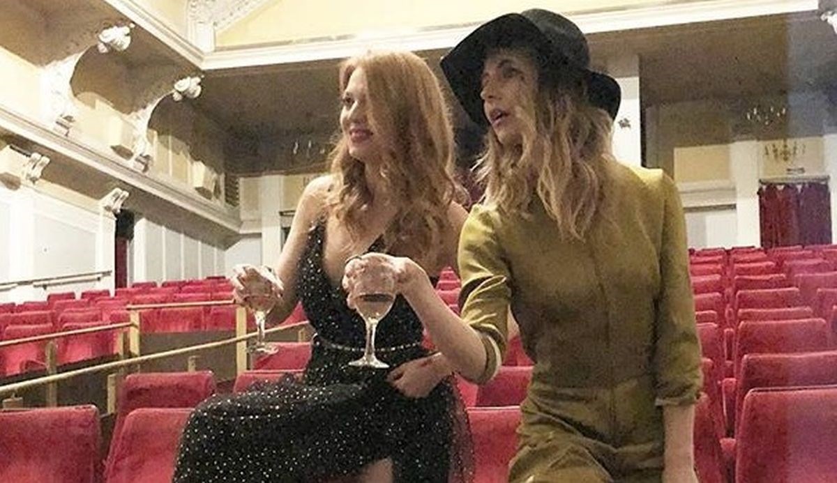 Poput Jennifer Lawrence: Nataša Janjić s punom čašom u ruci preskakala stolce na premijeri