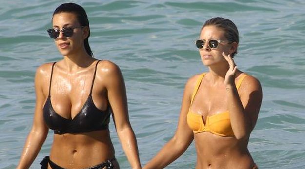 FOTO Kakva raskoš: Slavna manekenka i još bujnija prijateljica privlačile poglede na plaži