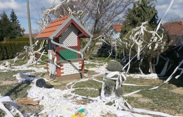 Hrpa gostiju napravila dernek u dvorištu u Međimurju, zatrpali kuću smećem