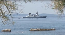 VIDEO Britanski razarač "Branitelj" stigao u Split, kupači se iznenadili koliko je blizu usidren