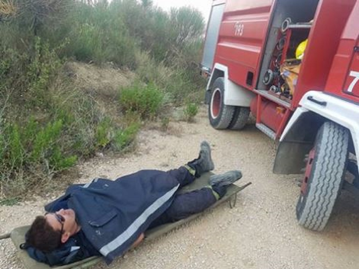Fotka vatrogasca na nosilima pokazuje zašto vatrogasce slavimo, a uhljebe preziremo