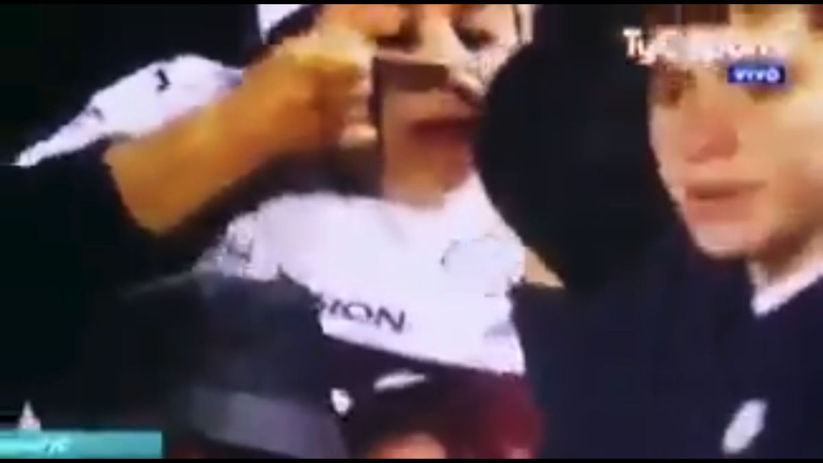 ŠMRČE KOKAIN U TV PRIJENOSU Navijač ulovljen kako slavi gol u Copi Libertadores