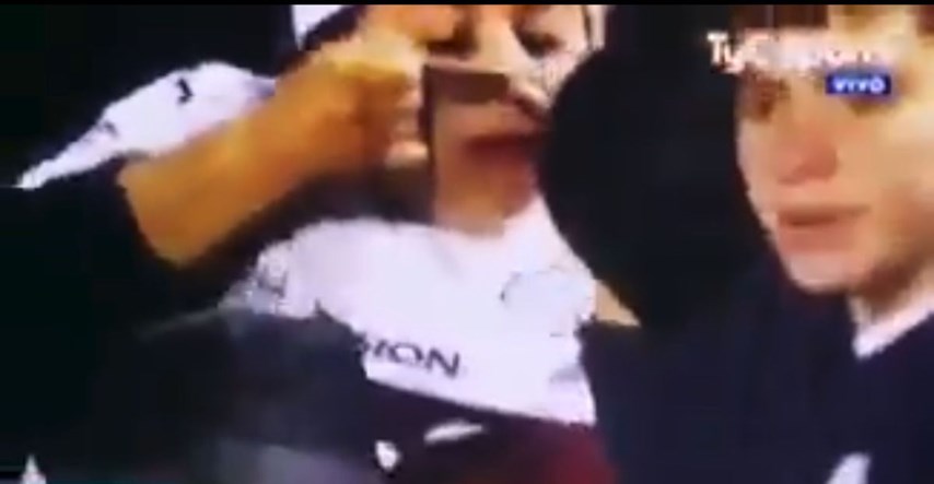 ŠMRČE KOKAIN U TV PRIJENOSU Navijač ulovljen kako slavi gol u Copi Libertadores